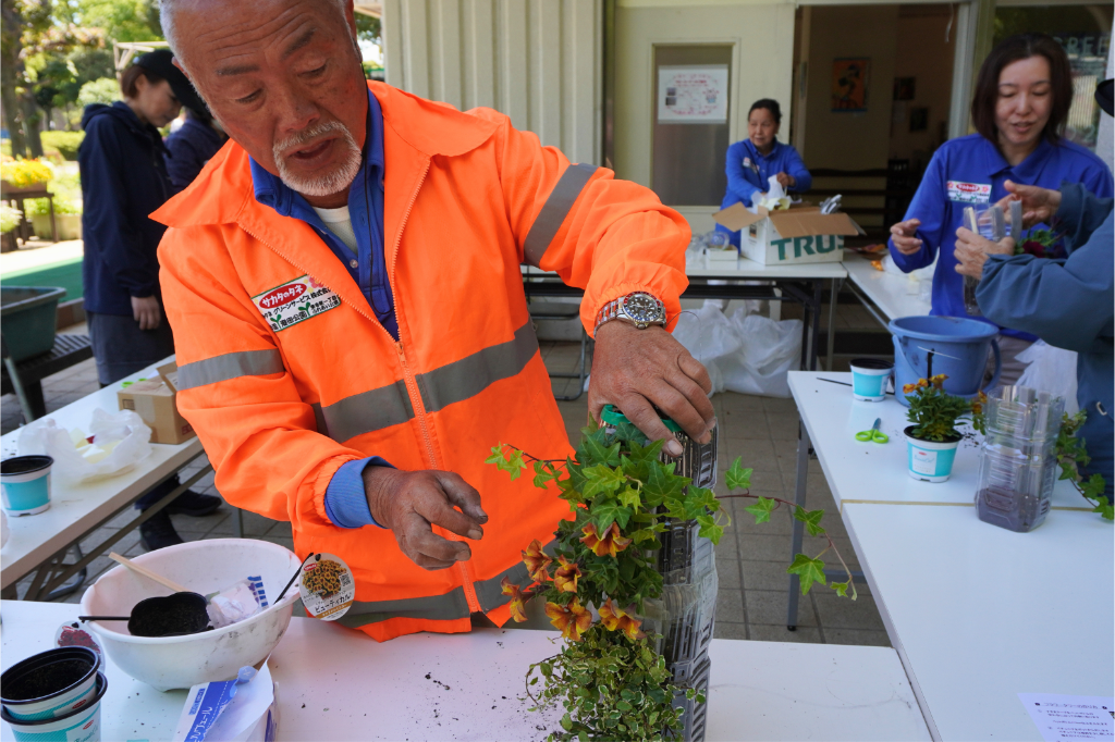 入船公園フラワータワーづくり　菅野光喜所長