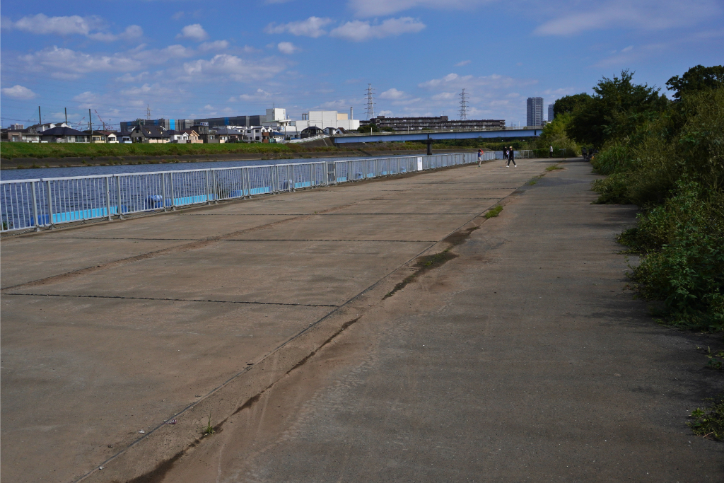 大曲広場 鶴見川 防災船着場