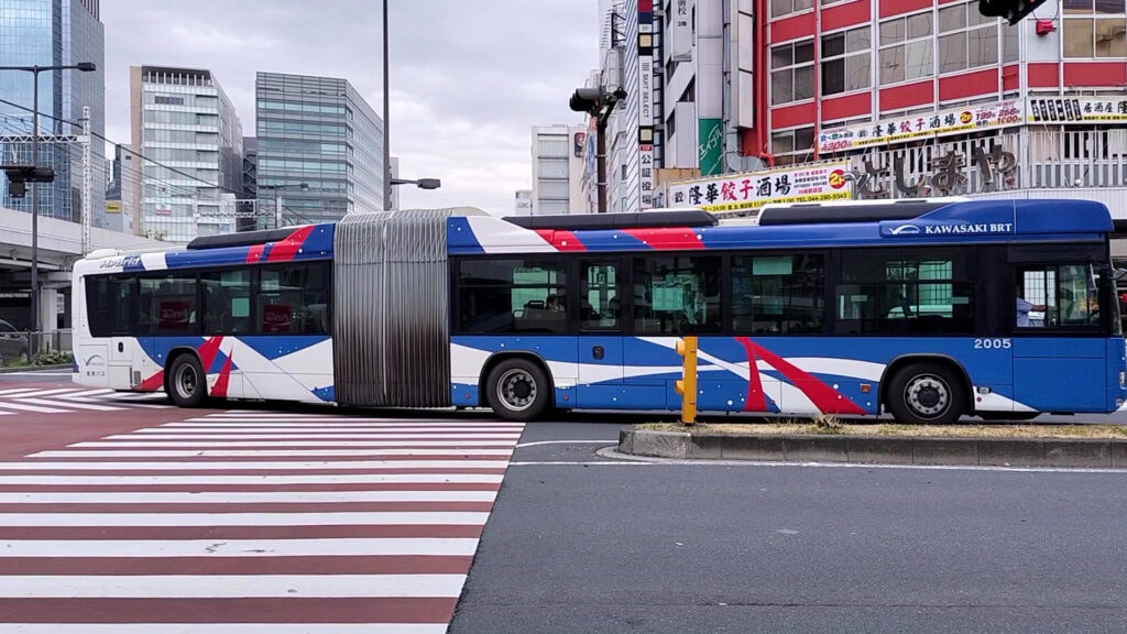 川崎鶴見臨港バスが運営する「KAWASAKI BRT」連節バス