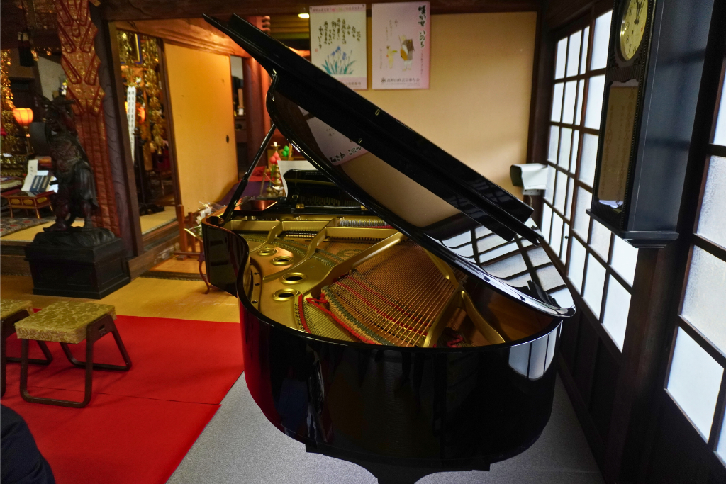 龍泉寺グランドピアノ